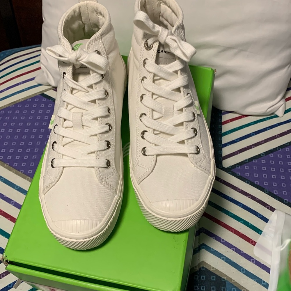Cariuma white canvas sneaker, size 7 Worn once.
